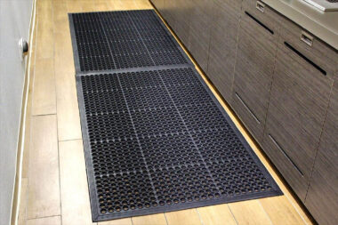 Heavy duty anti-fatigue rubber mat