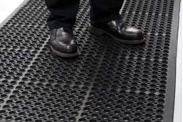 Heavy duty anti-fatigue rubber mat