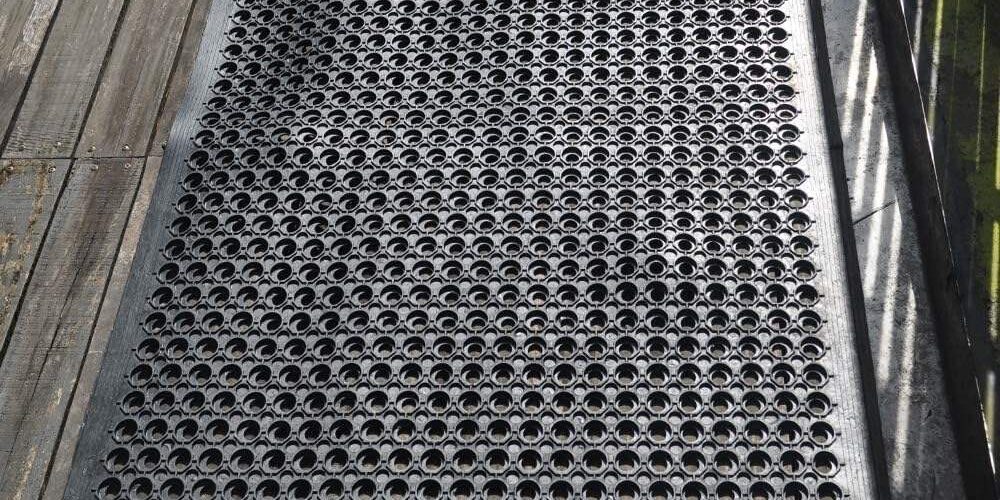 Heavy duty anti-fatigue rubber mat