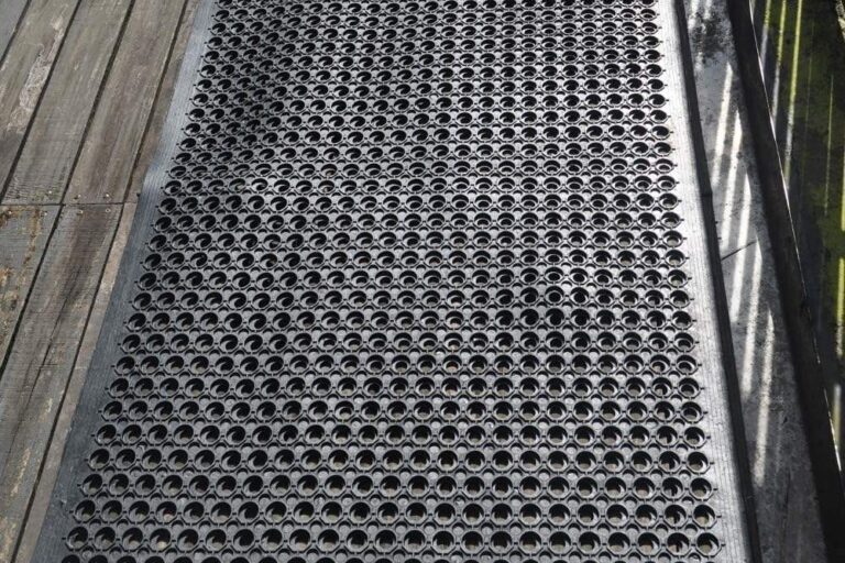 Heavy duty anti-fatigue rubber mat
